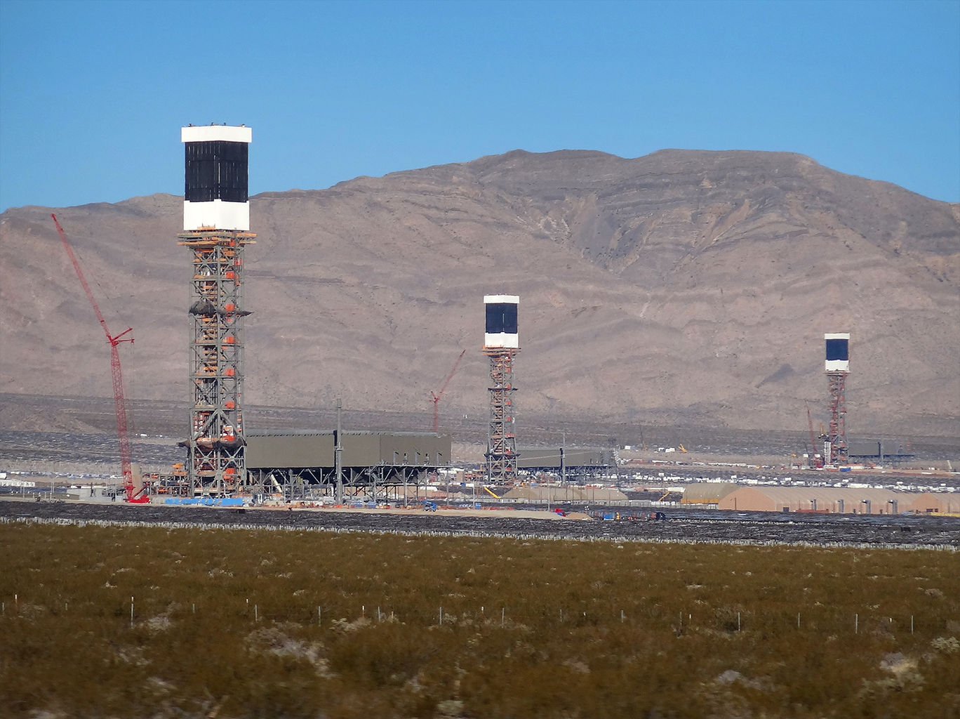 1710211113642254.jpg 1368px-Ivanpah_Solar_Power_Facility_(2).jpg